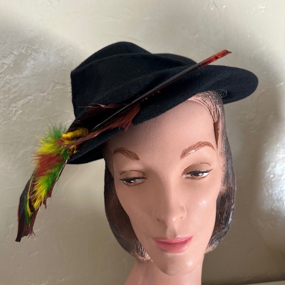 UNUSUAL 1950s\' BLACK FELT HAT WITH FOLDED CROWN & LARGE MULTICOLORED FEATHERS main image 9